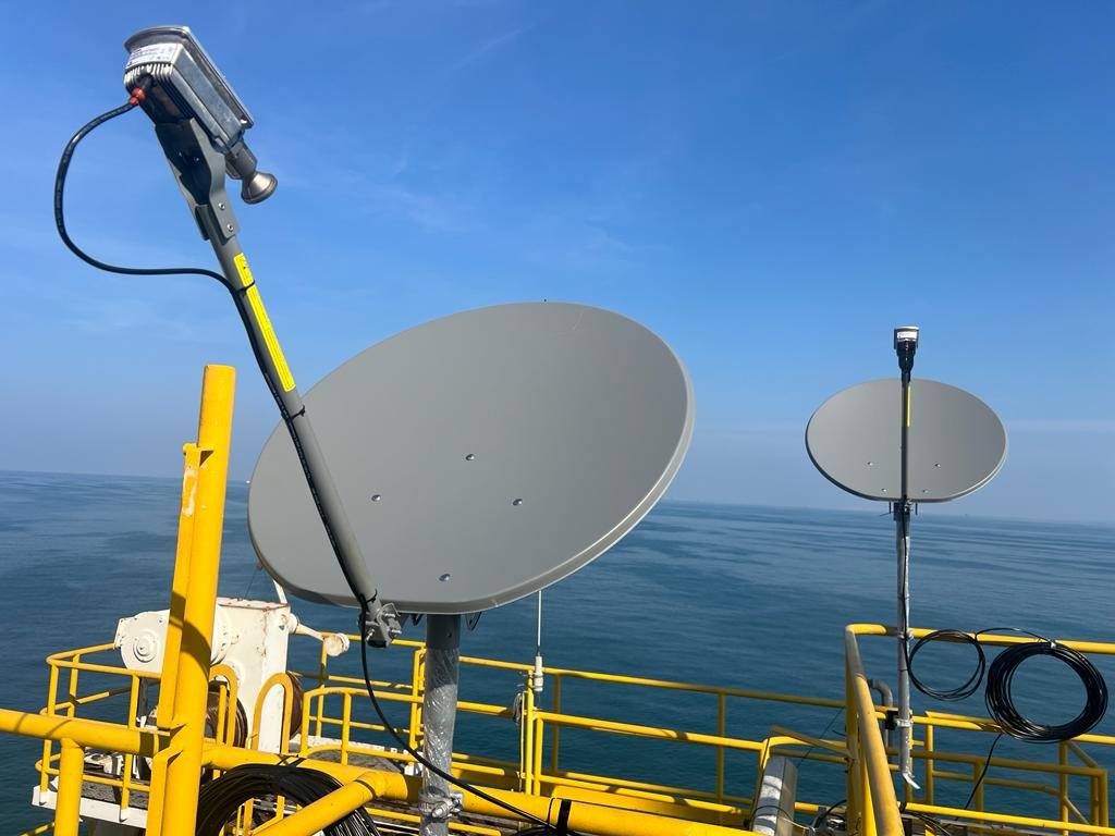Fixed land VSAT satellite installation and commissioning